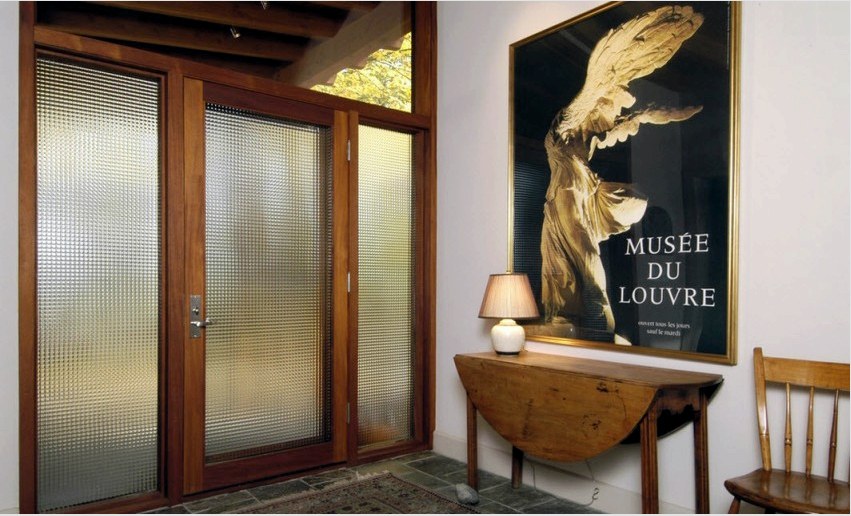 A bejárati ajtó legsikeresebb változata átlátszatlan minták, matt üveggel, színezett, tükrözött vagy ólomüveggel