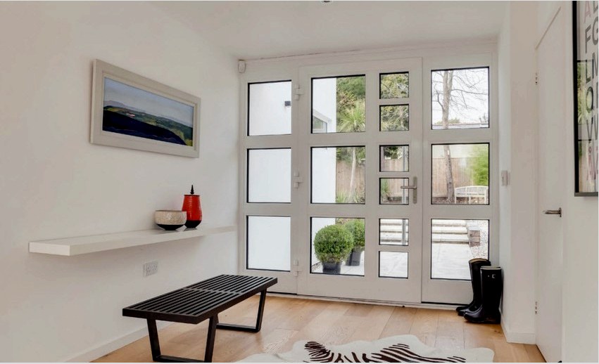 A dupla üvegezésű ablakokkal felszerelt ajtók nagy előnye a külső tér szabad megtekintésének lehetősége.