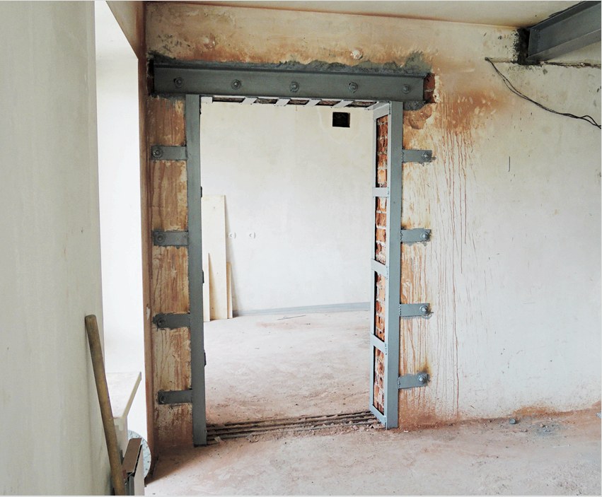 Az acél sarkok megkönnyítik az ajtó 5 cm-es csökkentését