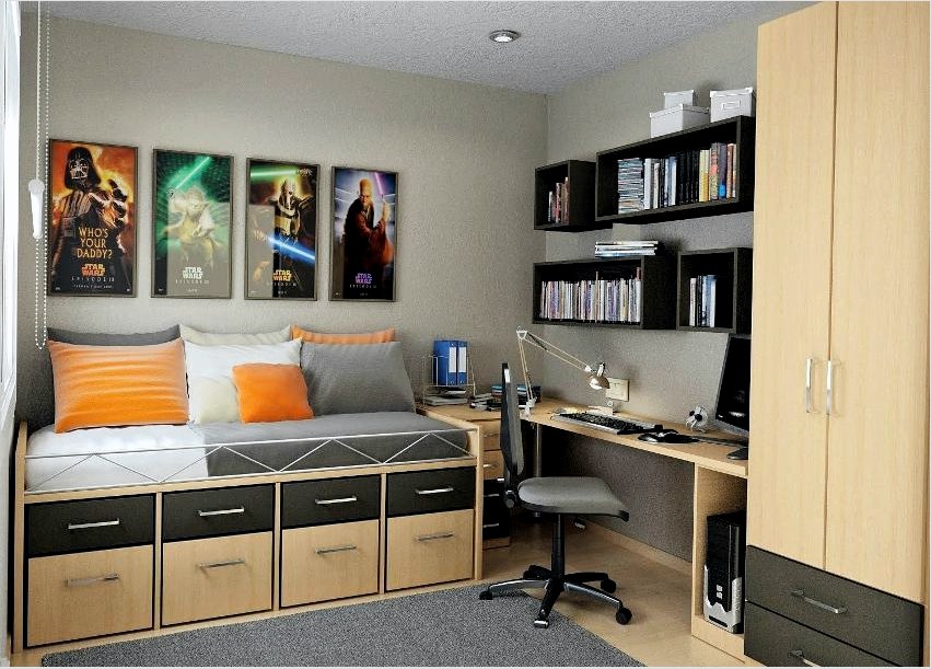A fal, amelybe egy számítógépes íróasztal tartozik, kényelmes, a szoba szervezett megjelenést mutat