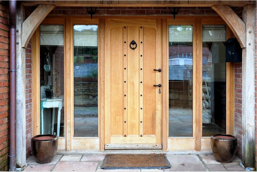 A legmegbízhatóbb bejárati ajtók tömör fából készülnek
