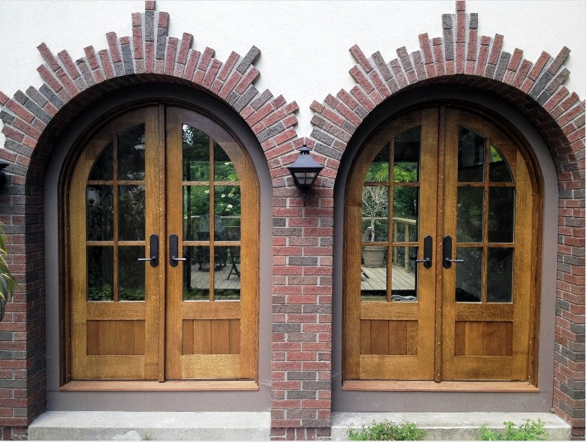 A dupla üvegezésű ablakok megkönnyítik és elegánssá teszik a bejárati faajtókat.