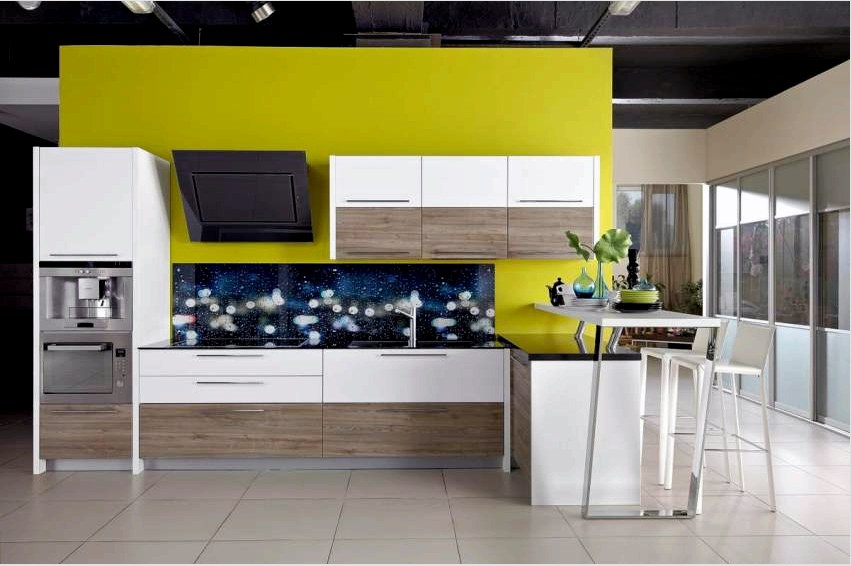 A kályha és a munkalap feletti üvegtábla luxust és egyediséget ad a modern konyhabelsőhöz.