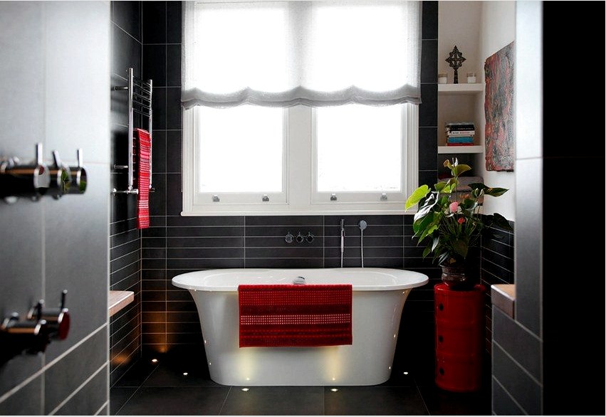 A modern fürdőszoba falait műanyag panelek csempézték.