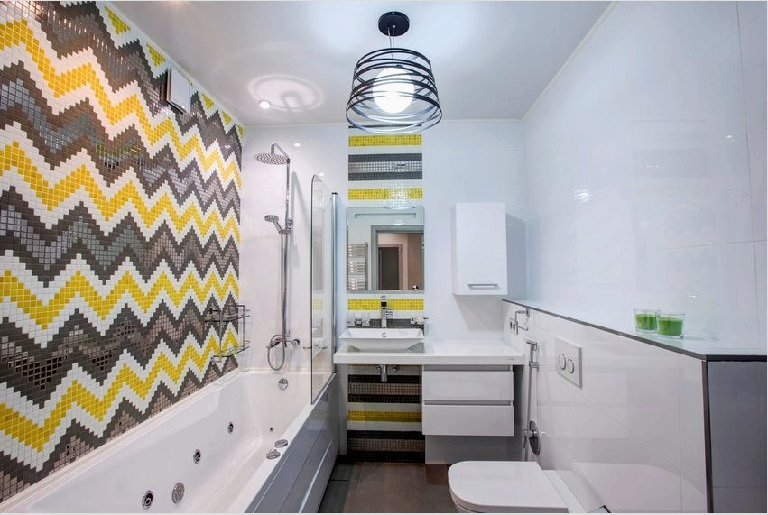 A fürdőszoba falait kétféle falpanel díszíti - hófehér fényes és utánzó mozaik
