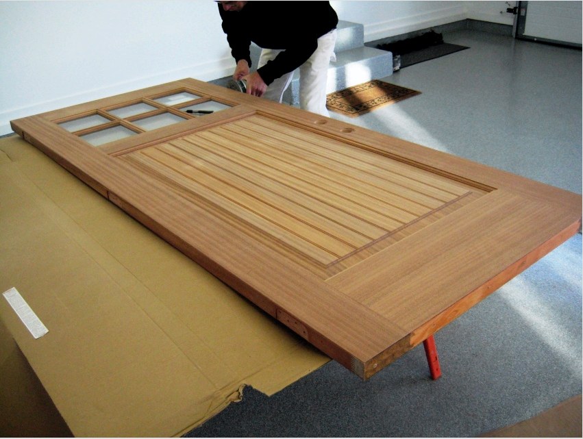 A fából készült ajtó otthon saját kezű készítésének folyamata