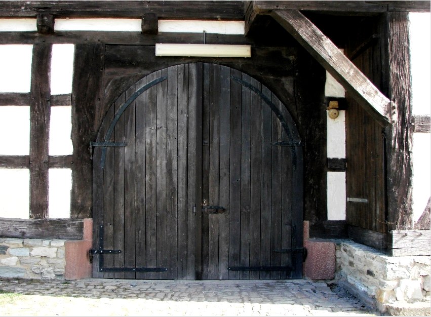A nagyon régi ajtók javítását a szakembereknek kell megtenni