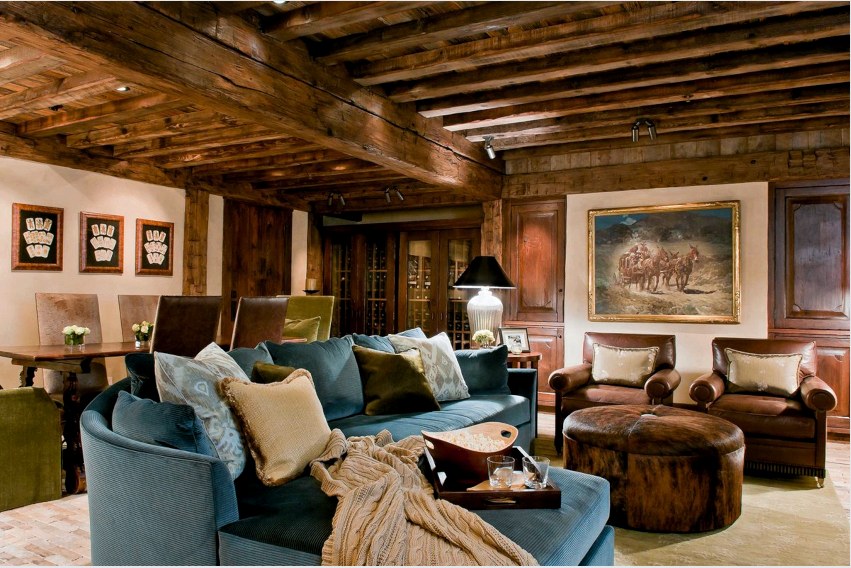 A fagerendás kandalló és a mennyezet a vidéki stílusú nappali fő jellemzői.