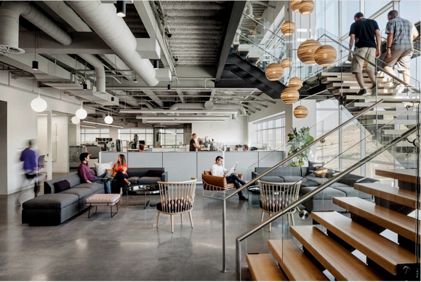 Az irodahelyiség loft stílusa modern embereknek szól, akik kreatív természetűek és kreatív szakmákkal foglalkoznak.