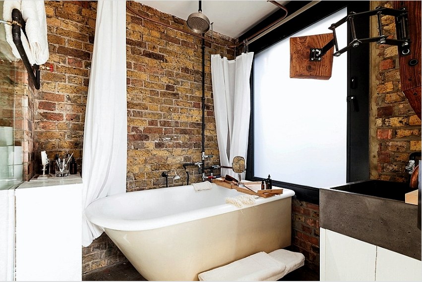 A tetőtéri stílusú fürdőszoba belseje minimalista és egyszerű.