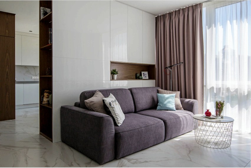 A minimalista nappali padlót nagyszerű, élénk színű csempe formájában jelent meg