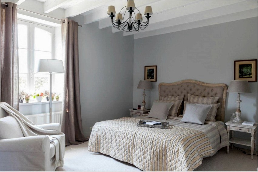 A Provence-stílusú hálószobát általában világos, nyugodt színekkel díszítik, szükségtelen fényes részletek nélkül.