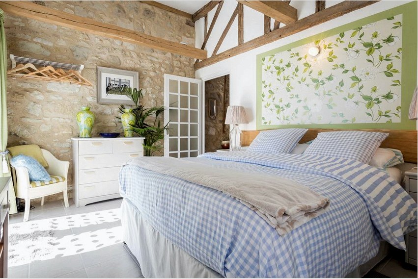 A Provence-stílus kiválóan alkalmas egy fából készült ház és kunyhó belsőépítészetére