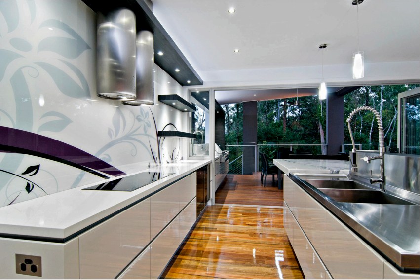 A csúcstechnológiás konyha padlózatához jó minőségű laminált vagy parketta táblát használnak