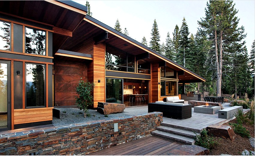 A faház stílusú ház széles oldalú tetővel rendelkezik