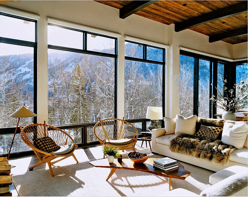 A nappalinak a legnagyobb helyiségben kell lennie, magas mennyezettel és panorámás ablakokkal.