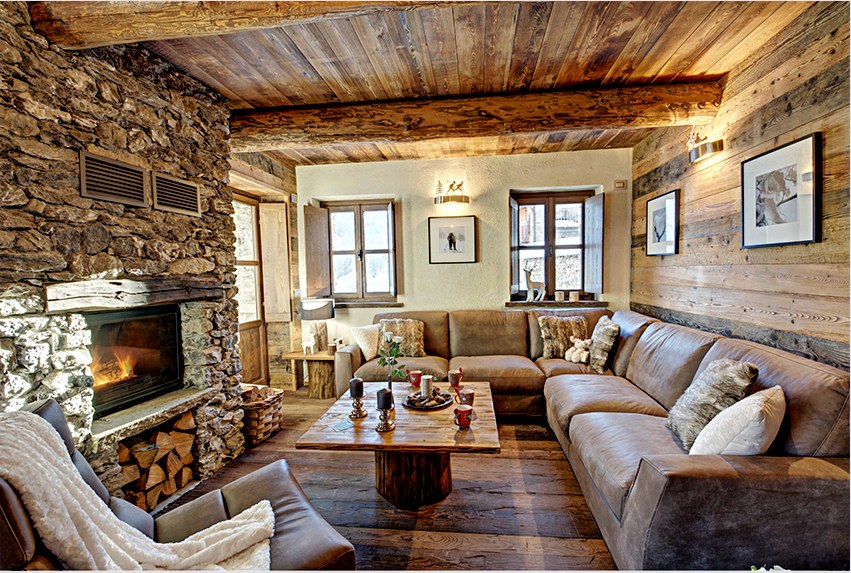 A faház-stílusú nappali fő tulajdonsága egy valódi vagy elektromos kandalló.