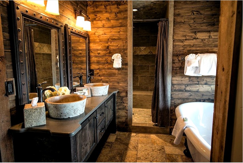 A faház fürdőszobáiban természetes anyagok és nyugtató árnyalatok vannak.