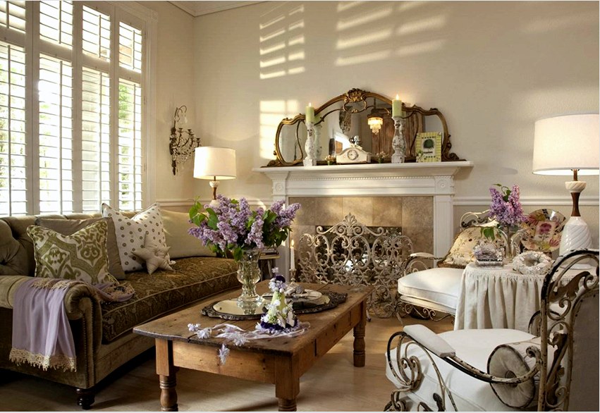 Antik puha kanapé sok dekoratív párnával lesz a nappali fő dekorációja