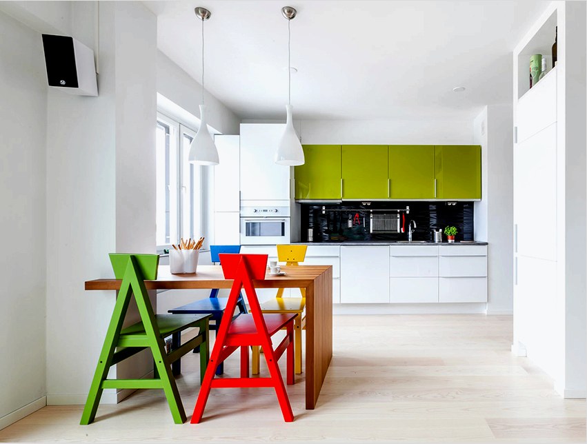 Különböző színű székek - szokatlan és merész megoldás a konyhához