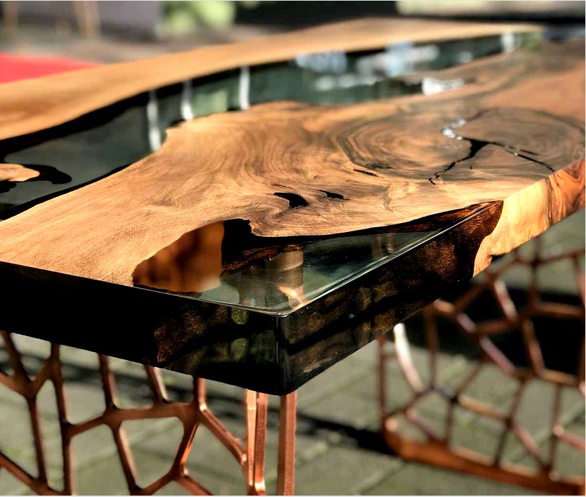 Az epoxi asztalokat gyakran a nappali helyiségében helyezik el, mert fényes felületük hozzájárul az ünnepi légkörhez.