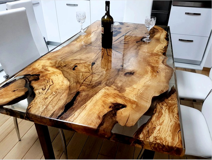 Az epoxi asztal az alakjától, méretétől és dekorációjától függően megfelelő lehet bármilyen belső térben.
