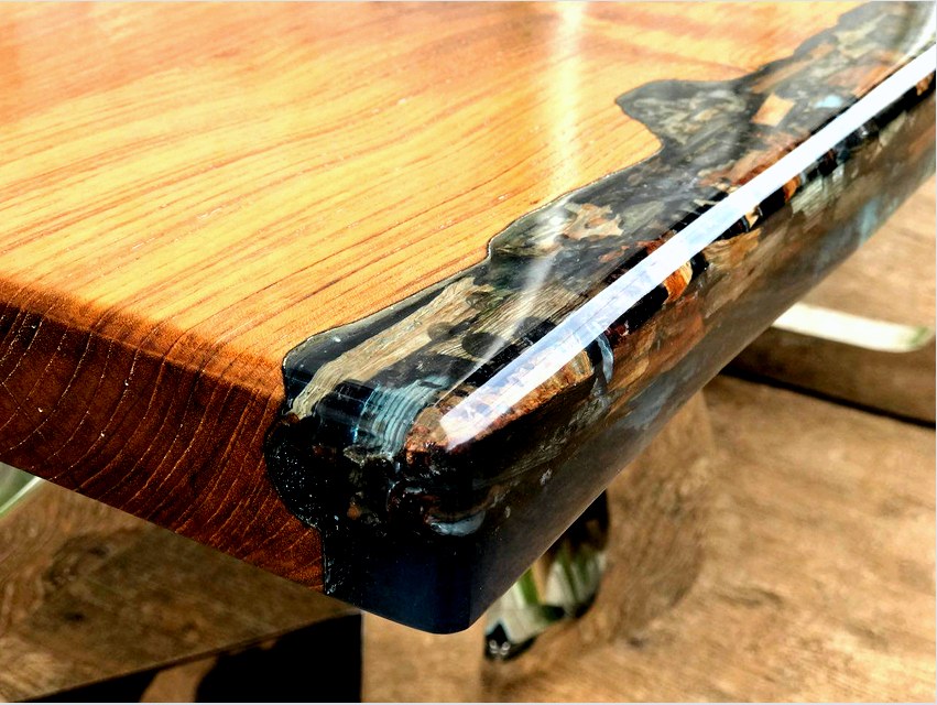 Az epoxi-gyantából és fából készült asztal költségeit befolyásolja a felhasznált fa minősége, mérete és alakja