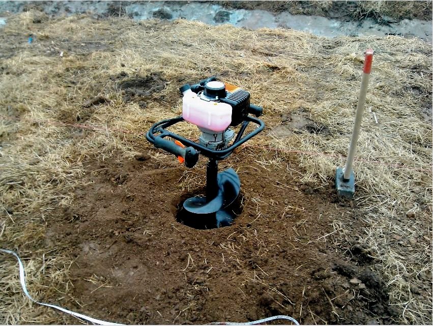 Lyukak ásásához használjon speciális fúrót az oszlopokhoz