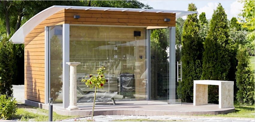 Példa egy panorámás ablakokkal felszerelt családi ház kompakt házára