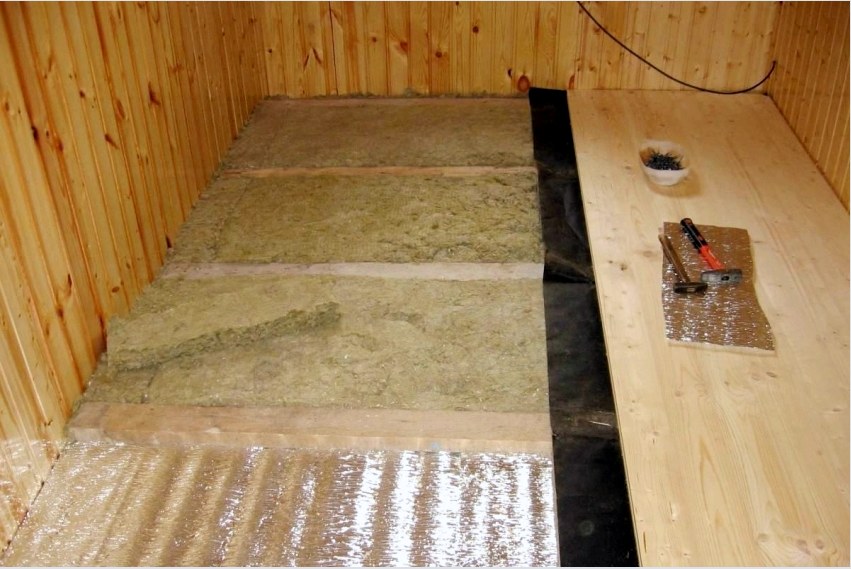A padló beépítését és szigetelését a fürdő padlóburkolatának befejezésével kapcsolatos szabályoknak és szakemberek ajánlásainak megfelelően végzik