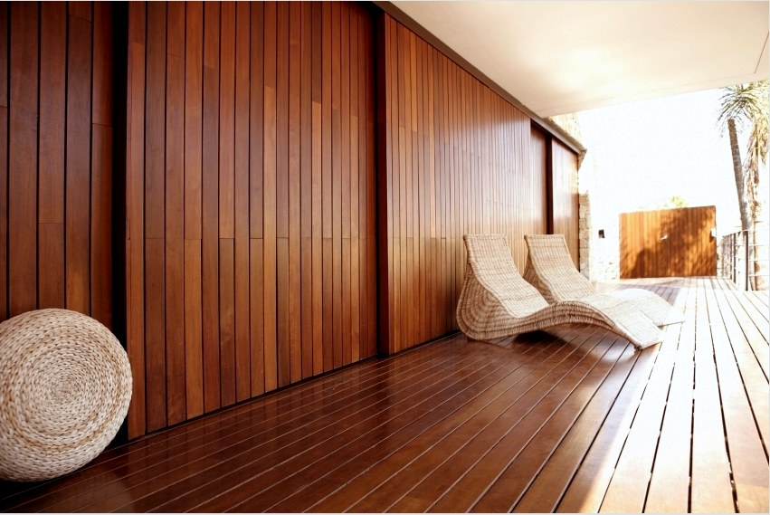 A fából készült bélés felhasználható a fürdő belső és külső részének díszítésére is