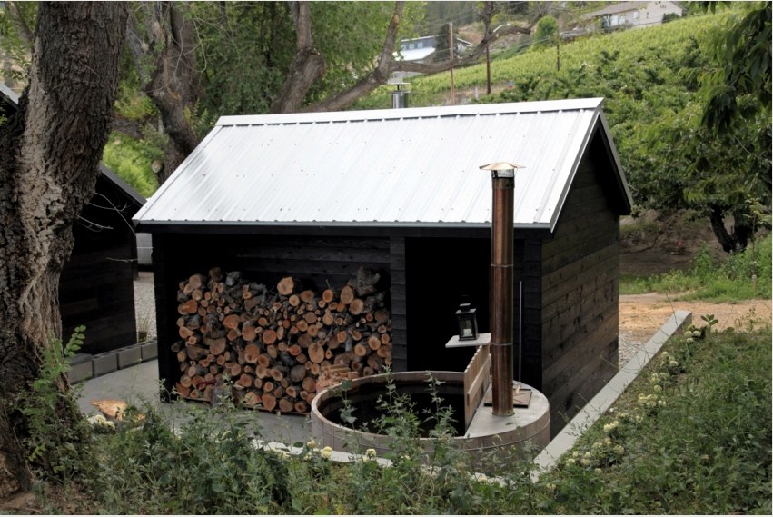 A fürdő használatának kényelme érdekében az építési szakaszban érdemes megfontolni egy tűzifa tárolására szolgáló helyet