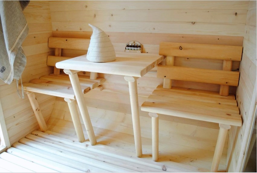 A fürdõbútorokat saját kezével is el lehet készíteni fából, vagy használhatja a régit is, miután korábban eltávolította a lakk- vagy festékréteget, és elrejtette az összes fémrészt