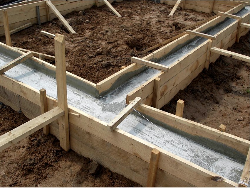 Fürdő építésekor válasszon egy oszlopos vagy szalagos alapot