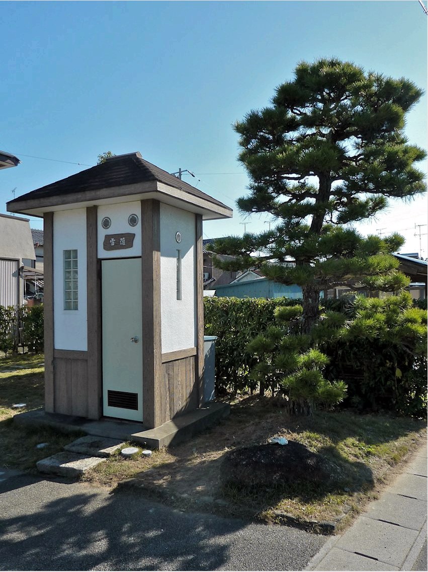 Japán stílusú kültéri WC