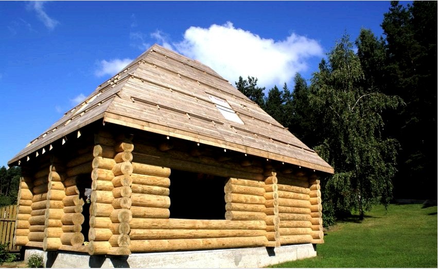 Fából készült ház négy lejtős csípő tetővel
