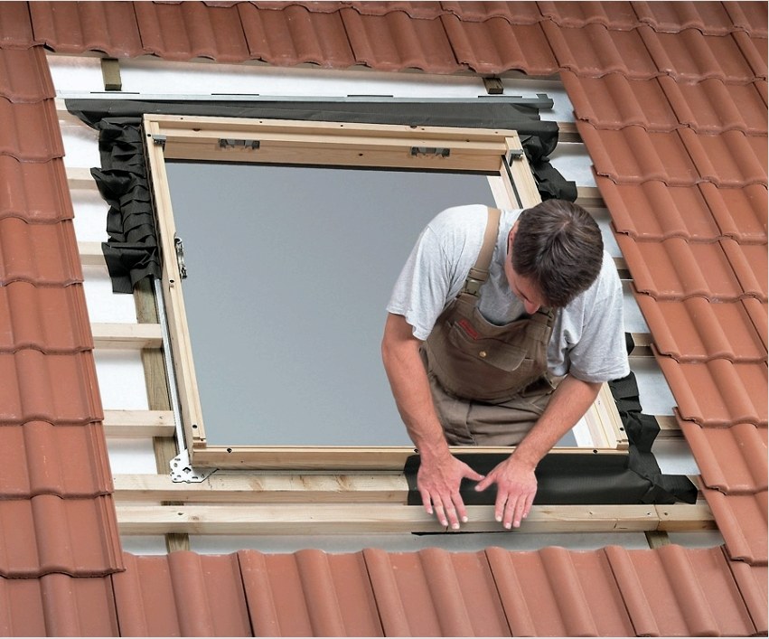 A tetőablak felszerelését és szigetelését az utasítások szerint kell elvégezni, hogy elkerülhető legyen a kondenzáció és a páratartalom a helyiségben.