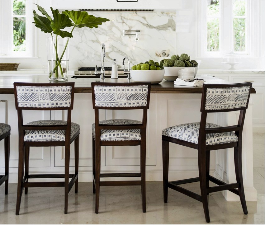 A konyhához megfelelő székek kiválasztásakor a természetes fatermékeket kell előnyben részesíteni, mivel ezek megbízhatóbbak 