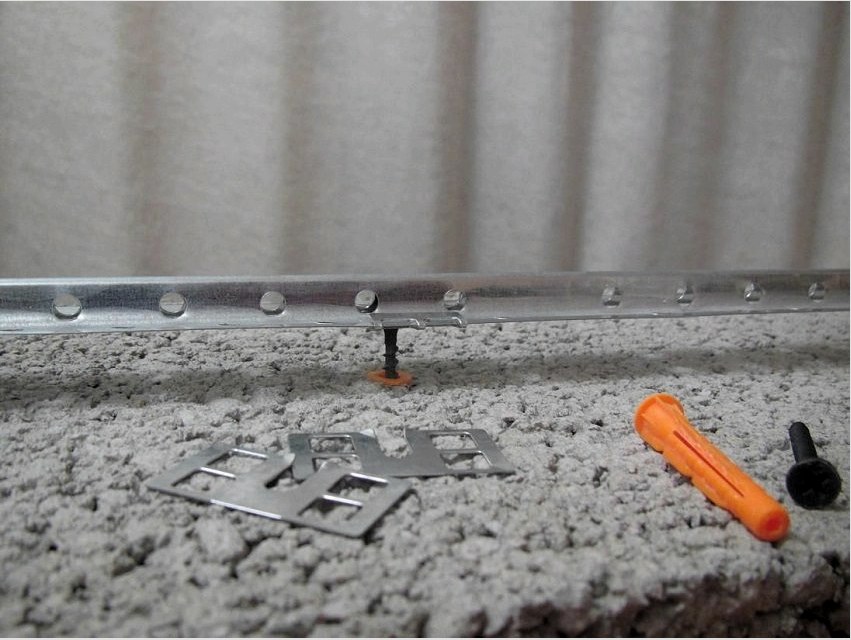 Alumínium jelzőfények használata az esztrichhez elősegíti a szigorúan vízszintes padlófelület elérését