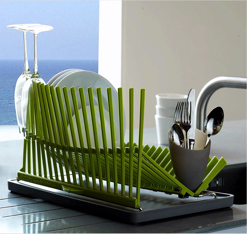 Az asztalra felszerelt edényszárítót bármilyen kényelmes helyre el lehet helyezni a mosogató közelében
