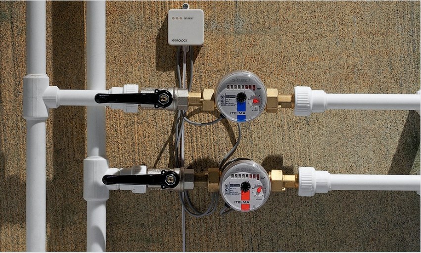 A vízmérők kialakítása, amely az adatokat továbbítja, tartalmaz egy mágneses eszközt és egy speciális érzékelőt