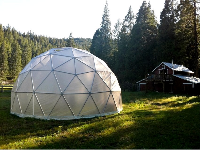 Az üvegházak geodéziai kupola formájában díszítik a kertet