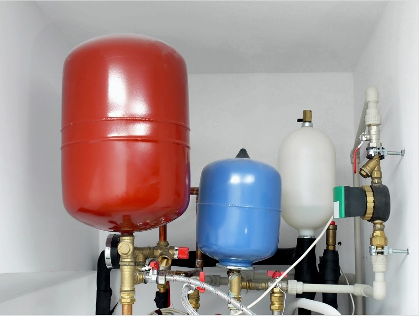 A víz hőhordozóként történő felhasználásához csövek és a rendszer egyéb elemeinek magas színvonalú hőszigetelését kell telepíteni
