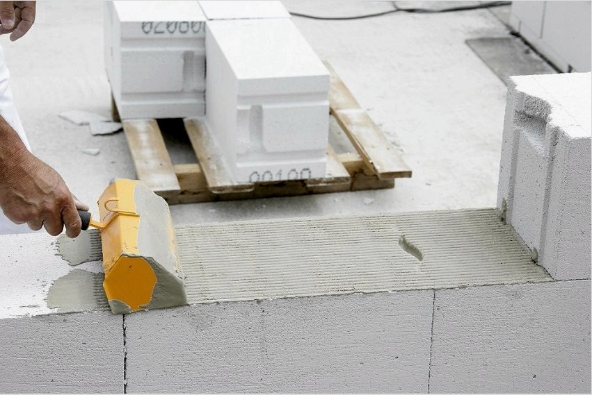 A porózus beton blokkokat vagy speciális porlasztott ragasztóval, vagy cementhabarccsal kell rögzíteni
