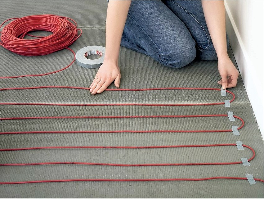 Ha egy alapháló nélküli kábelt használ fel a meleg padló felszerelésére, akkor azt először rögzíteni kell