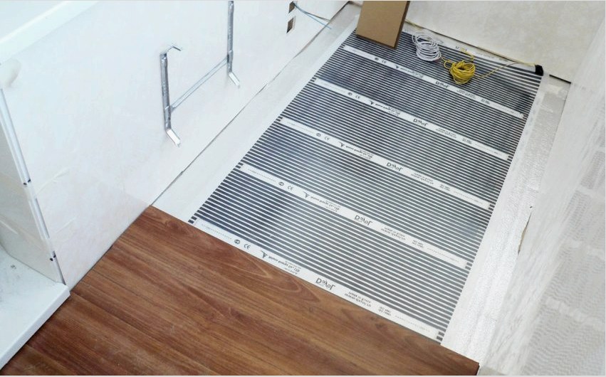 Az infravörös technológia használatával a padlófűtéshez fedőrétegként felhasználhatja: csempét, laminált anyagot, linóleumot.