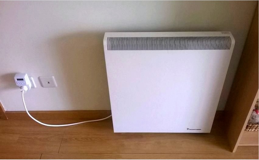 Használhat termosztátot fűtőkészülékhez a konnektorban mind a házban, mind az irodában vagy a házban