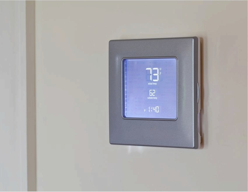 A termosztát elektronikus változata, amely szabályozza az infravörös melegítő működését