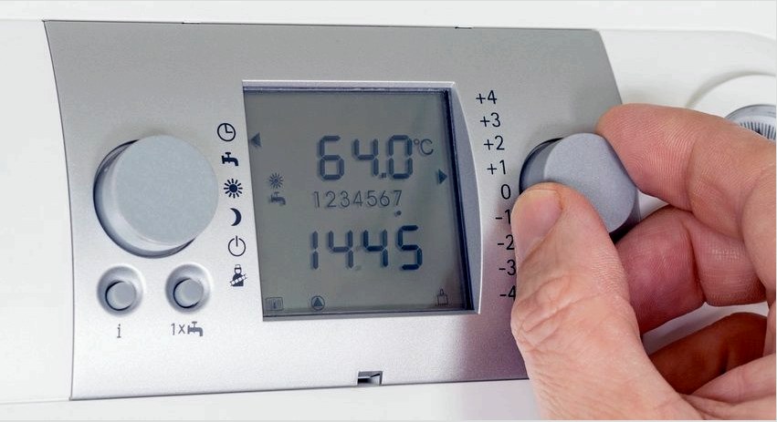 Az elektronikus termosztát pontosabb és rugalmasabb.