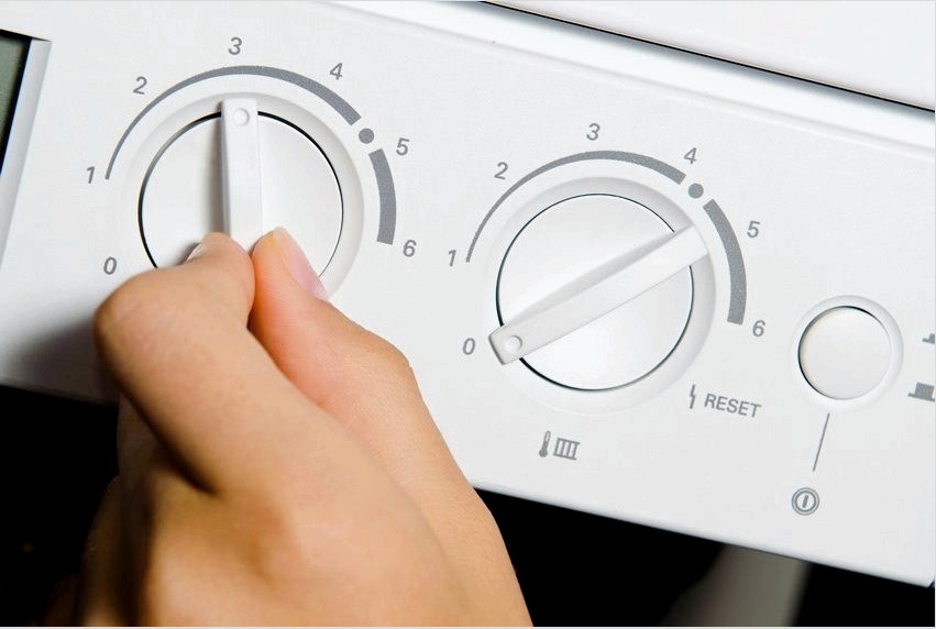 Elegendő a fűtőkazán termosztátjának telepítése és konfigurálása, és ez automatikusan fenntartja a hőmérsékletet
